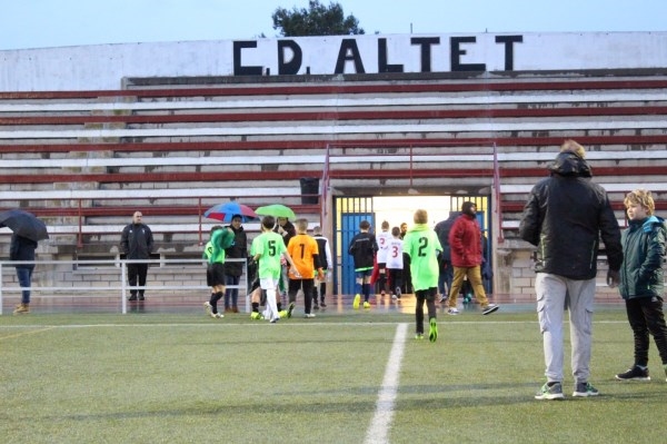 El exfutbolista Benjamín recoge material deportivo para los niños más necesitados de África en el 80 aniversario del Club Deportivo Altet