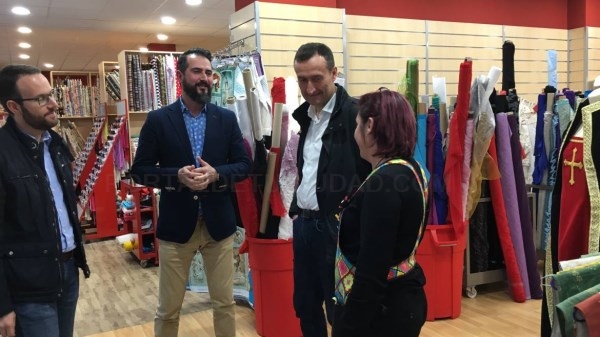 El Ayuntamiento quiere impulsar el comercio en el Sector V de Elche y mejorará la iluminación, el pavimento y la limpieza