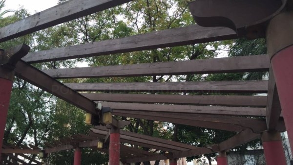 El Ayuntamiento renueva la Plaza de Barcelona con la sustitución de la cubierta de la pérgola y el arreglo del mobiliario urbano
