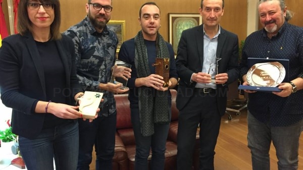 El alcalde recibe a los magos campeones de Europa en magia cómica