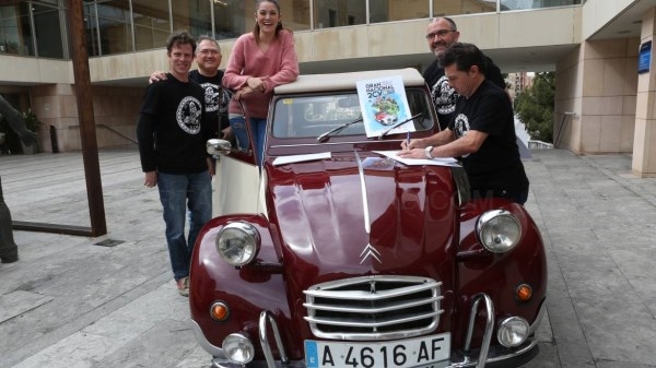 Elche acoge una concentración de más de 200 coches Citroen 2CV