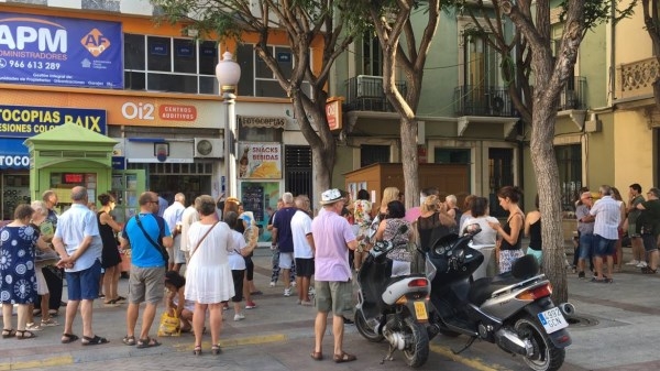 Comienza la locura de comprar sillas para los desfiles de moros y cristianos y la charanga