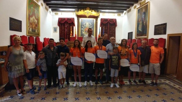 Elche homenajea al Elche Club de Natación tras sus éxitos en los campeonatos de Verano