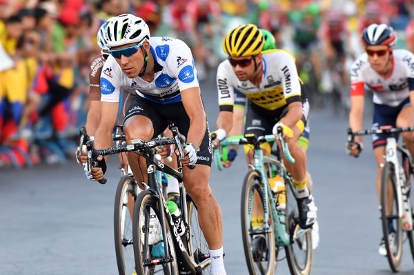 El pelotón de Vuelta Ciclista a España llega las carreteras de Elche
