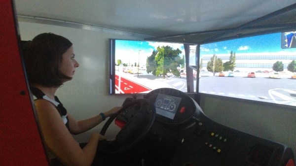 Elche ofrece simuladores para concienciar y mejorar la seguridad de conducción de los autobuses urbanos
