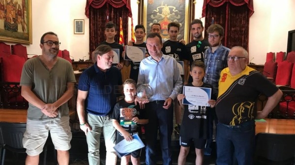 Recepción en el salón de plenos al Club de Tenis Dama D’Elx