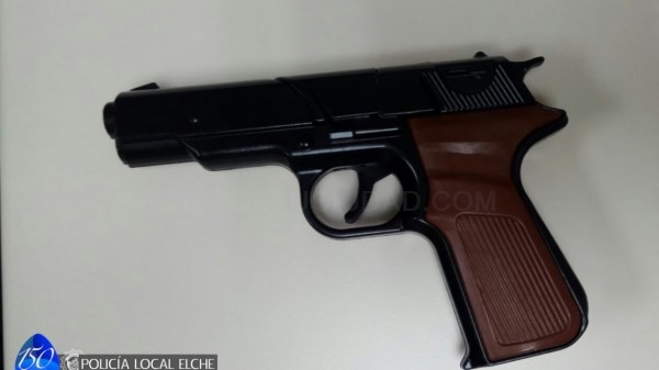 Reducen a un hombre que amenazó a los clientes de un bar con un arma de juguete