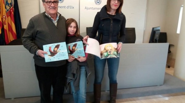 Los colegios de Elche reciben 60 ejemplares del cuento “El reino de la tierra mágica”