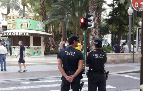 Intervención con menor desatendida en estacionamiento público