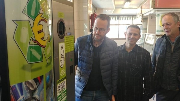 El Ayuntamiento instala en la Plaza de Barcelona una máquina de reciclaje con incentivos
