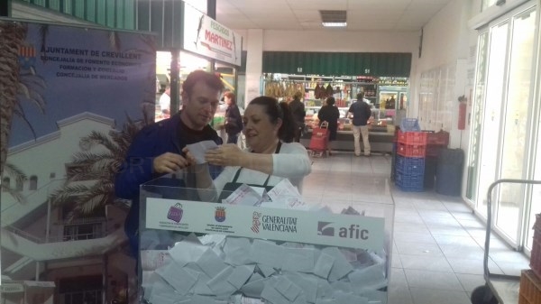 El mercado municipal de abastos ha sorteado entre sus clientes el carro del mes de marzo