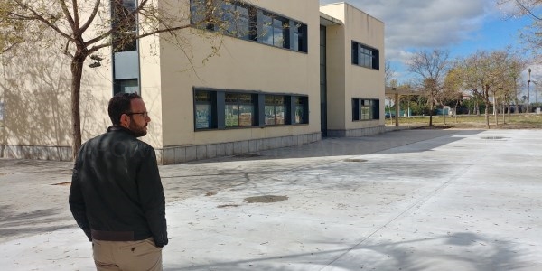 Mantenimiento amplía la zona asfaltada al aire libre del Centro Social de La Baia