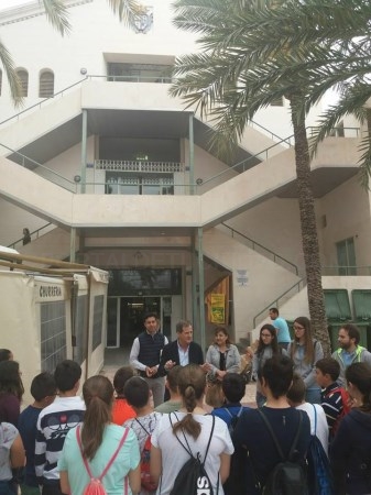 El Ayuntamiento y el Hospital del Vinalopó Dr. Mas Magro, han reanudado hoy las visitas de escolares al Mercado Municipal de Abastos