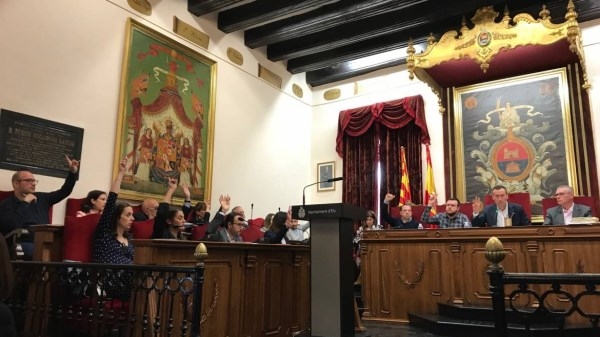 El pleno aprueba una moratoria de 90 días en el proyecto de peatonalización de la Corredora