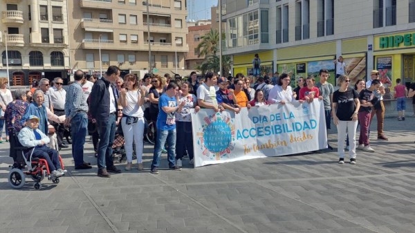 Cerca de 150 personas participan en la marcha del Día de la Accesibilidad