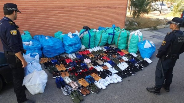 Intervención en un control de más de mil pares de calzado falsificado y cinco detenidos