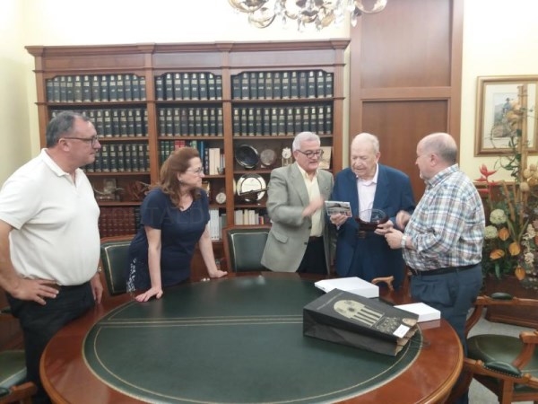 El Alcalde de Crevillent César Augusto Asencio recibe a  Pascual Lillo para hacerle entrega de un presente en nombre de la ciudad hermana Fontenay-Le-