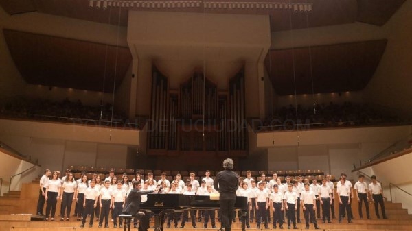 “Las voces del coro” llenan el Palau de la Música de Valencia