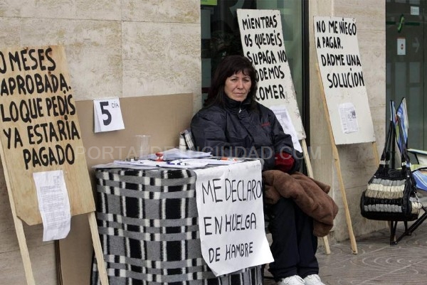 Acosada por las deudas.
