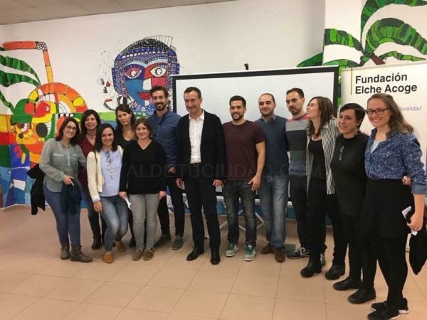 El alcalde felicita a Elche Acoge por su premio de alfabetización de la Unesco y destaca su gran labor en la integración de inmigrantes