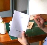 Maria Requesens mostra el seu art de relligar llibres al Punt dels lectors