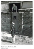 Shirley Baker. Mujeres, niños y hombres que dejan pasar el tiempo