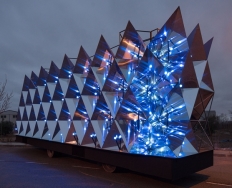 Efectos reflectantes y luminosos en las carrozas de los Reyes Magos de Oriente