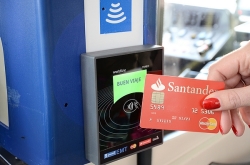 El pago con tarjeta bancaria sin contacto se sube a los autobuses de la EMT