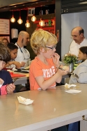 Escolares aprenden a comprar y cocinar en los mercados municipales de Madrid