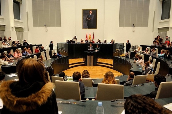 El Ayuntamiento de Madrid celebra un pleno con más de 100 estudiantes