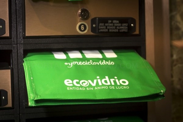 El reciclaje de vidrio llama a la puerta de más de 800 000 hogares de Madrid