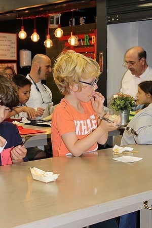 Escolares aprenden a comprar y cocinar en los mercados municipales de Madrid