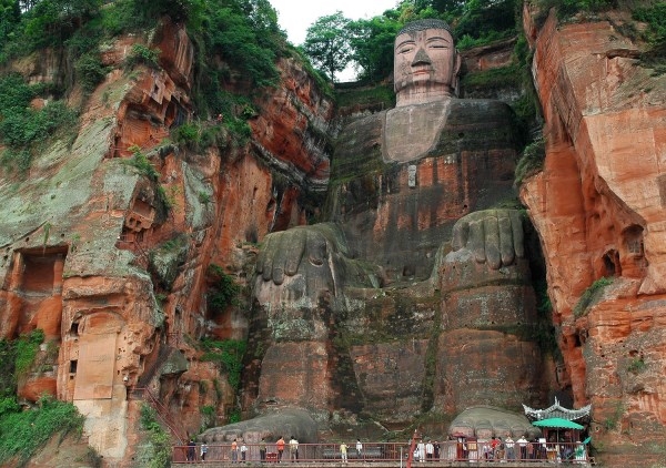 Cuando la piedra aprendió a respirar: el Gran Buda de Leshan frente al paso de trece siglos