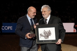 Plácido Domingo recoge su Premio PRE sobre la pista de SICAB