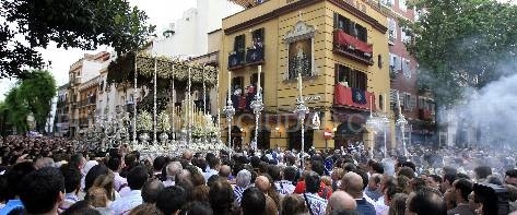 Baño de multitudes en la salida jubilar de la Estrella