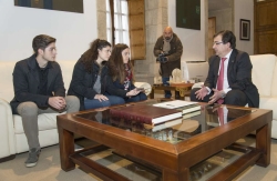 El presidente de la Junta recibe a alumnos del IES Sáenz de Buruaga de Mérida