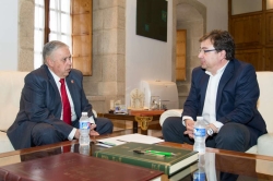 Guillermo Fernández Vara se entrevista con el alcalde de Villafranca de los Barros