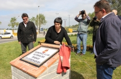 Una placa en la rotonda del ferial recuerda a quienes perdieron la vida en el trabajo en Extremadura