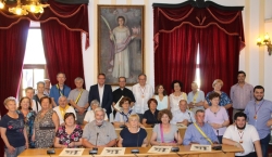 Peregrinos italianos devotos de Santa Eulalia de Mérida visitan el Ayuntamiento