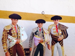 Juan Luis Moreno y Antonio Medina, de la Escuela de Tauromaquia de la Diputación, triunfan en la plaza de toros de Fuentes de León