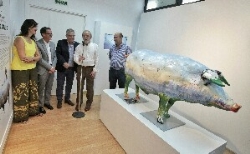 El “Cerdo Universal” de Eduardo Naranjo refuerza y actualiza los contenidos del Museo del Jamón de Monesterio