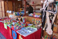 El mercado de Navidad de la Asociación de Artesanos de Mérida abre en la Plaza de España