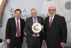 El balonmano extremeño premia a la Diputación por su apoyo en el 30º aniversario de la Federación