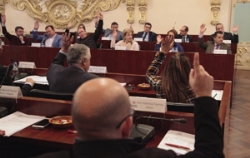 El último pleno de la Diputación de este año pide al Gobierno que deje a los ayuntamientos revertir el superávit de 2017