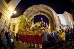 Cuatro grandes estructuras cubrirán durante la Semana Santa los kioscos de la Plaza de España, que estará abierta.