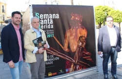 La Plaza de España está abierta ya al público y engalanada para la Semana Santa.