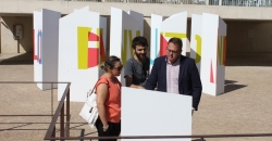 Llega a Mérida la exposición Laberintos Líricos con versos de Delgado Valhondo