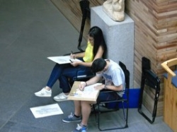 Estudiantes del Centro Universitario de Mérida exponen sus dibujos en el Museo Nacional de Arte Romano.