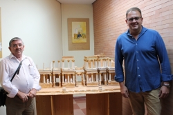 La biblioteca acoge monumentos de la ciudad en poliespán, donados por Ángel Sánchez López.
