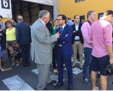 El presidente de la Junta de Extremadura, Guillermo Fernández Vara, inaugura una nueva planta de la fábrica Alumasa en Villafranca de los Barros